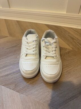 White Minimal Sneakers | Low Top Lace Up | Casual Everyday | Size 8